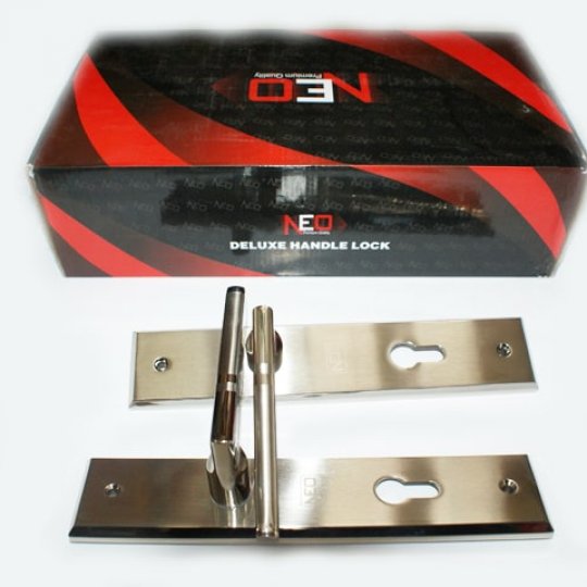 Khóa Gạt Neo